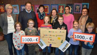 Bild: jr
Mit jeweils 1000 Euro unterstützt die Grundschule Mitterteich ihre Partnerschule in Kenia und die Aktion "Lichtblicke". Im Bild die Geldübergabe mit (hinten, von links) Sabine Schiml, 2. Bürgermeister und Elternbeirat Stefan Grillmeier, Elternbeiratsvorsitzender Carola Wölfl, Rektorin Renate Zuber, stellvertretender Schulleiterin Gabriele Stock und "Lichtblicke"-Schirmherrin Edith Lippert.