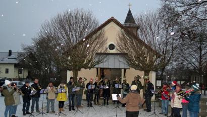 Bild: Dobmeier
Der evangelische Posaunenchor Neunkirchen-Weiden spielt zum Adventsblasen am dritten Adventssonntag an vier Stationen, unter anderem an der Frauenrichter Kapelle wie hier im Bild, vorweihnachtliche Melodien.