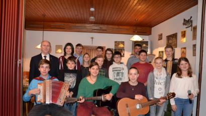 Bild: gi
Die Ministranten der Filialgemeinde Tröbes unterhalten die Besucher im Gasthof Bodensteiner mit Liedern, Geschichten und Sketchen.