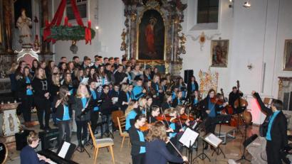 Bild: lg
Der Große Chor und das Schulorchester füllten den Altarraum bei Georg Friedrich Händels "Joy of the World".