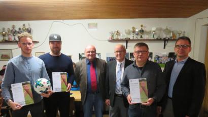Bild: exb
Im Bild von links Trainer Christian Blay und Roland Spitzl, Kreisspielleiter Peter Kemnitzer, Kreisvorsitzender Siegfried Tabbert, Vorsitzender Günther Heß, Schiedsrichter Martin Schikora.