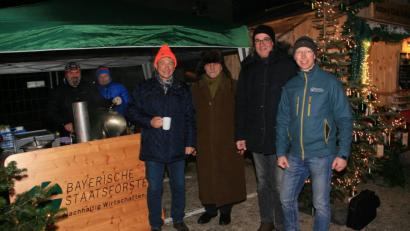 Bild: wro
Der Marktstand der Stiftland-Rotarier wurde von den Bayerischen Staatsforsten unterstützt. Bei der Eröffnung stattete Forstbetriebsleiter Gerhard Schneider (vorne links) den Rotariern einen Besuch ab. Mit im Bild (von rechts) Revierförster Matthias Gibhardt, Rotary-Vorstandsmitglied Christian Schönberger und Vorsitzender Jeff Beer.