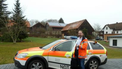 Bild: Portner
Doktor Alexander Ried auf dem Weg zum nächsten Einsatz als Notarzt.