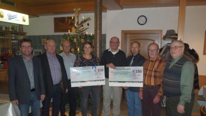 Bild: gz
Die Reservistenkameradschaft um Ehrenvorsitzenden Siegfried Kleber und der Vorstand überreicht an Fritz Möstl von der Arbeiterwohlfahrt und an Laura Roth für die Helfer-vor-Ort jeweils 250 Euro.