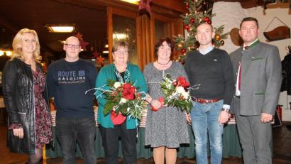Bild: pi
Bürgermeister Rainer Rewitzer (rechts) und seine Stellvertreterin Andrea Lang (links) würdigen die Leistungen von Irene Bock und Maria Puff (Mitte, von rechts).
