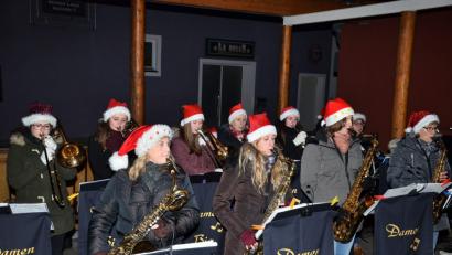 Bild: fjo
Mit einer Weihnachts-Swing-Serenade im Biergarten macht die Damen Big Band am Wochenende von sich reden.