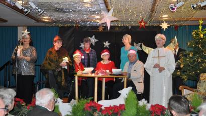 Bild: exb
Die Theatergruppe „MimOldies“ sorgt für Stimmung bei der Weihnachtsfeiern im Maria-Seltmann-Haus.