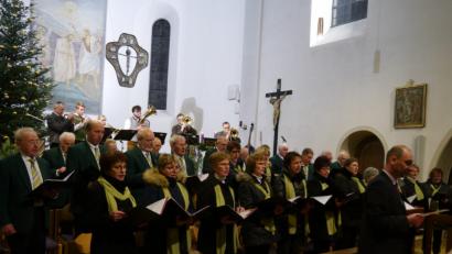Bild: gis
Die Chorgemeinschaft und die Instrumentalgruppe beeindrucken zutiefst beim Adventskonzert in der Pfarrkirche Mehlmeisel.