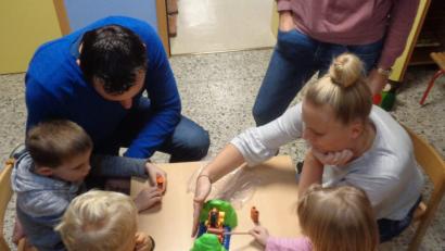 Bild: u
Die St.-Wolfgang-Kindergartenfamilie ist glücklicher Gewinner einer vom Verein „Mehr Zeit für Kinder“ verlosten Spielothek. Bei einem gemeinsamen Spielenachmittag. haben Mamis und Papis zusammen mit ihren Sprösslingen einen Riesenspaß wie hier beim Geschicklichkeitsspiel „Billy Biber“.