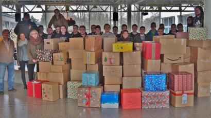 Bild: Bühner
Hinter dem Berg von Paketen für Rumänien sind die Berufsschüler des Europaberufsschule Weiden kaum mehr zu sehen. Mit dabei Beratungslehrer Karl Alt, Sozialpädagogin Sandra Schlegl und Schülersprecherin Sophie Wagner (Erster bis Dritte von links).