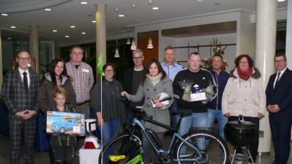 Bild: kgg
Die Preisübergabe zum Abschluss der AGW-Weihnachtsaktion im Foyer der Geschäftsstelle der Volksbank Raiffeisenbank Nordoberpfalz: (von links) Bürgermeister Bernd Sommer, Kerstin Dietz mit Sohn Fabian, Reinhard Heinrich, Diana Lenz, Nils Wittmann, Nadine Tretter, Alfons Kliebhan, Michael Wsotzki, Peter Roth, Sabine Oberndorfer und Geschäftsstellenleiter Thorsten Meier.