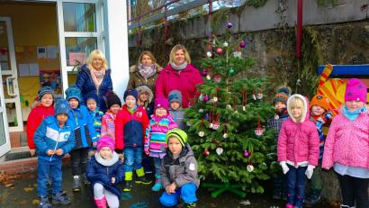 Bild: bsc
Kindergartenleiterin Nicole Lippert, Margit Rini und Helga Trottmann (hinten von rechts) sorgten dieser Tage zusammen mit den Vorschulkindern für ein üppiges Futterangebot bei den Tieren. Am Vorplatz des Kinderhauses stellten sie einen Futterbaum für die Vögel bereit.
