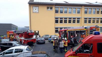 Bild: ms
Sieben Feuerwehren rücken nach der Alarmmeldung an der Realschule an.