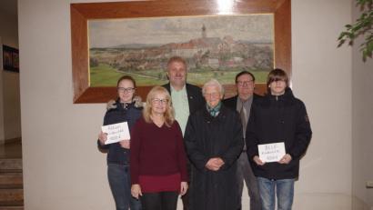 Bild: exb
Leni Richtmann und Lukas Steiner, die beiden Hauptdarsteller des Krippenspiels, Mariannes Stangl, Leiterin der AG Schultheater, Geroldine Ondrusek, Klaus Wendler und Rektor Wilhelm Trisl bei der Übergabe der Spenden.