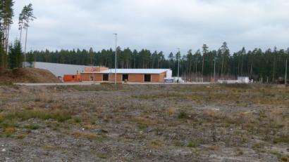 Bild: rn
Auf dieser Freifläche gegenüber dem neuen Lippert-Areal wird die Firma Ritter Group ein Verwaltungsgebäude und eine Energiezentrale mit einer Grundfläche von etwa 1000 Quadratmetern errichten. Der Stadtrat segnet beide Vorhaben ab.