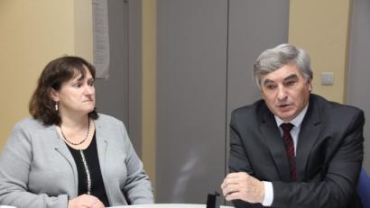 Bild: Philipp Mardanow
Die beiden Abgeordneten Marianne Schieder (SPD, links) und Karl Holmeier (CSU, rechts) sind überzeugt: Die Große Koalition hat in einem Dreivierteljahr gute Politik gemacht und viele Ergebnisse erzielt. Darüber werde in der aktuellen politischen Großwetterlage nur viel zu wenig gesprochen.