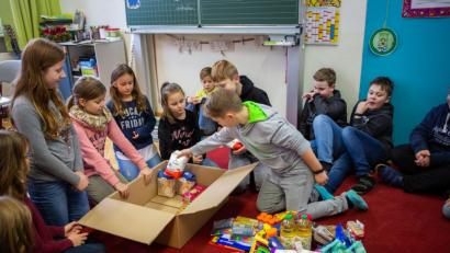 Bild: gz
Die Kinder der Grundschule helfen beim Packen und später beim Einladen in den Truck.