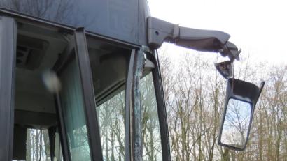 Bild: Polizei
Der Bus kann repariert werden. Vor allem der Rückspiegel rechts vorne wurde in Mitleidenschaft gezogen.