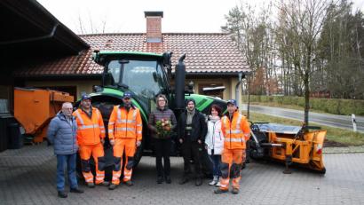 Bild: bjp
Am Nikolaustag übergaben Sigrid Eisenhut und Andreas Böckl (Zweite und Dritter von rechts) von der Erbendorfer Firma Böckl einen neuen Traktor an das Trabitzer Bauhofteam. Darüber freuten sich auch Bürgermeisterin Carmen Pepiuk (Mitte) und Bauamtsleiter Reinhold Sternkopf (links). Bild: bjp