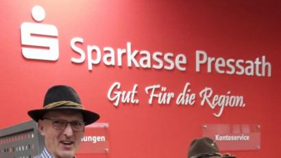 Bild: mng
500 Euro übergeben Herbert Kiefer (links) und Andreas Lindner, bekannt als Duo Herbert & Andy, für die Aktion „Lichtblicke“ in der Sparkasse Pressath. Das Geld stammt aus den Einnahmen der Musikantentreffen in der „Hanner-Tenne“ in Hub bei Trabitz.