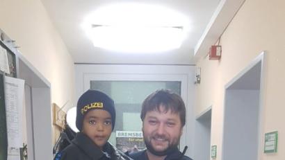 Bild: Polizei Marktredwitz
Noch ist die Jacke ein bisschen zu groß: Der Zweijährige durfte in der Polizeidienststelle in Selb eine Polizeijacke und -mütze tragen.