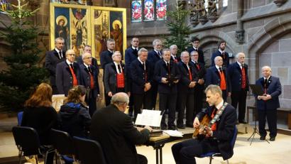 Bild: mmj
Der Männerchor des Gesang- und Orchestervereins Schönsee vor dem Altar der Frauenkirche in Nürnberg, links die Instrumentalisten mit Zither, Hackbrett, und Gitarre.