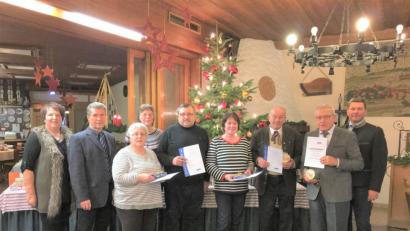 Bild: tu
von links Stadträtin Christine Neuber, Vorsitzenden Josef Rewitzer, die Jubilare Renate Götz, Claudia Poxleitner, Helmut Troglauer, Irene Bock, Albert Kick sowie Dr. Peter Trstan und Bürgermeister Rainer Rewitzer.
