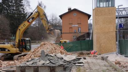 Bild: ang
Nur noch Schutt ist von der ausgedienten Güterhalle übrig. Mitte nächsten Jahres sollen hier Busse abfahren und 25 neue Parkplätze entstehen.