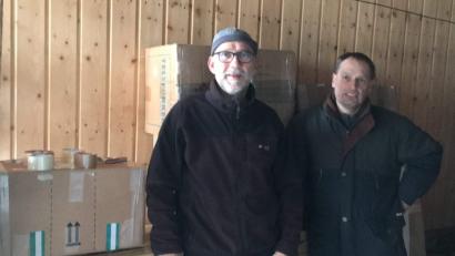 Bild: u
Zum dritten Mal beteiligte sich die Hirschauer Kolpingsfamilie an der Aktion „Mein Schuh tut gut“. In der Sammelstelle an der Wolfgang-Droßbach-Straße türmten sich am Ende 850 Schuhpaare, sehr zur Freude der beiden Vorsitzenden Siegfried Schorner (links) und Lothar Meier (rechts).