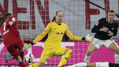 Bild: agentur_dpa
Das war der Siegtreffer kurz vor Schluss: Franck Ribéry (links) drosch den Ball ins kurze Eck. Leipzigs Keeper Peter Gulasci (Zweiter von links) hatte keine Abwehrchance.