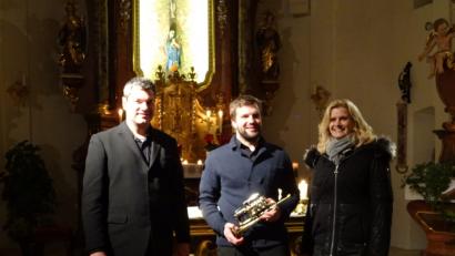 Bild: ens
Das Duo "Brasso Continuo" begeistert das Publikum beim Adventskonzert in der Kreuzbergkirche. Neben Burkard Lutz (links) an der Orgel und Lukas Drexel an der Trompete wirkt auch Andrea Lang durch besinnliche Worte mit.