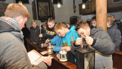 Bild: dob
Firmlinge und Kommunionkinder waren dazu aufgerufen, das Friedenslicht in der Simultankirche abzuholen.