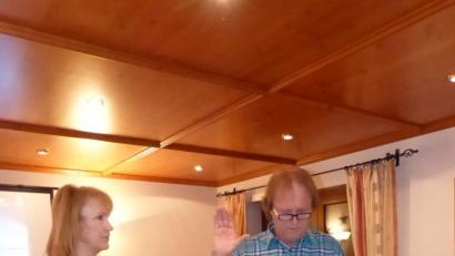 Bild: fm
Richard Wagner lässt sich von Bürgermeisterin Brigitte Bachmann als neues Mitglied des Gemeinderats Birgland vereidigen.
