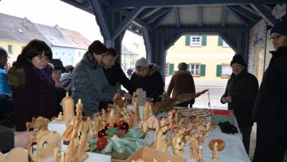 Bild: bej
Über viele Stammkunden, die jedes Jahr gerne Olivenholz-Schnitzereien einkaufen, freuten sich Bernd Hildebrand und Alfons Fuchs (von rechts).