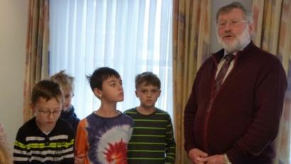 Bild: exb
Beim Besuch im Rathaus richteten die Grundschüler viele Fragen an Bürgermeister Josef Schmidkonz.
