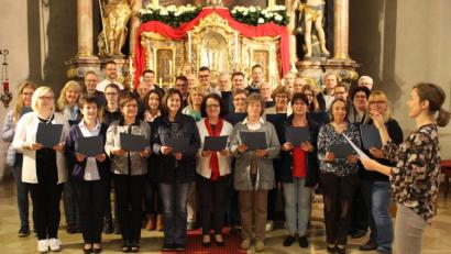 Bild: exb
Der Kirchenchor bereitet sich auf seinen Auftritt am zweiten Weihnachtsfeiertag vor.