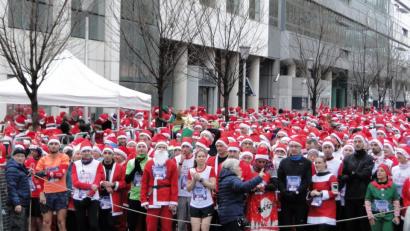 Bild: esa
Beim Stadtlauf "Corrida de Noël" nehmen rund 12.000 Sportler teil. Darunter auch Markus Schreiner aus Weiden (vorne links, grünes Shirt).