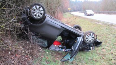 Bild: Polizei
Die Unfallursache ist unbekannt, die Folgen dokumentiert dieses Foto: Bei Rieden ist eine Autofahrerin von der Straße abgekommen, ihr Toyota überschlug sich und blieb auf dem Dach liegen.