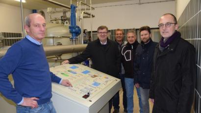 Bild: bö
Über die Erneuerung der Technik im Wasserwerk Emhof informierten (von links) Wassermeister Josef Dirmeier und Zweckverbandsvorsitzender Peter Braun, hier mit (von rechts) Friedrich Gluth und Stefan Graf (Stadtwerke Burglengenfeld), Anton Kretschmann (Büro Pema) und Thomas Skarban (Firma Wilo).