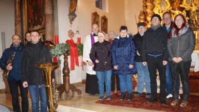 Bild: weu
Mit viel Freude sangen und beteten die Bewohner der Dr. Loew-Heime bei ihrer Adventsandacht, die Silvio Simon (Zweiter von rechts) gemeinsam mit Pfarrer Herbert Rösl organisiert hat. Diese Tradition besteht nun schon seit zehn Jahren. Musikalisch begleiten Johannes Matthes sowie Christian und Michael Niebauer (von links) diese Andachten.