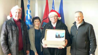 Bild: lep
Helmut Wächter (links), der deutsche DAGA-Präsident, und sein amerikanischer Kollege James P. Federlein (Zweiter von rechts) liefern im Rathaus bei Bürgermeister Jürgen Kürzinger (rechts) und Luzia Reiß, Sachbearbeiterin Sozialwesen, 15 Lebensmittelpakete für Bedürftige ab.