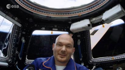 Der Screenshot von einem Esa-Video zeigt Alexander Gerst, der auf der ISS eine Video-Botschaft an seine Enkelkinder sendet. Foto: ESA