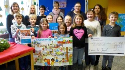 Bild: exb
An der Leseaktion der Unicef haben Kinder der Grundschule Mähring teilgenommen. Dabei wurde Geld für Schulen in Madagaskar gesammelt. Die Hälfte des Erlöses darf für die Leseförderung der eigenen Schule verwendet werden. Im Bild die Mitglieder des Elternbeirats, einige Schüler, die an der Aktion teilgenommen haben sowie die Schulleiterin Edith Bracke.