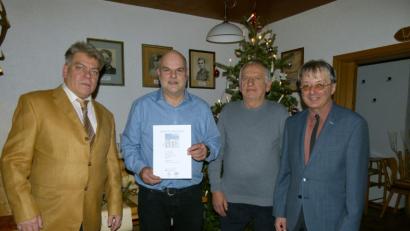 Bild: rn
Wolfgang Seifried (links) und Klaus Jäger (rechts) danken Volker Ott und Anton Gerber (Zweiter und Dritter von links) für ihre langjährige Firmentreue.