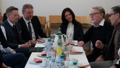 Bild: tr
Heiß her ging es beim Jahresgespräch mit den Abgeordneten im Krankenhaus Waldsassen. Unser Bild zeigt von links: Angela Burger, MdB Albert Rupprecht, MdL Tobias Reiß, Finanzchef der Kliniken AG, Manfred Tretter, Krankenhausleiterin Claudia Kost, Ludwig Spreitzer, Bürgermeister Bernd Sommer und die Leiterin der orthopädischen Reha, Chefärztin Elisabeth Eißner.