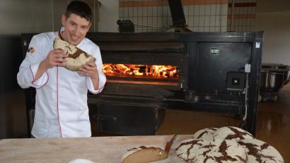 Bild: jr
Große Freude beim 38-jährigen Konnersreuther Bäckermeister, er machte in Weinheim bei Mannheim den Brot-Sommelier. Er ist der erste in der Oberpfalz, der diese Ehre errungen hat. Bundesweit gibt es aktuell 57 Brot-Sommelier. Hier bäckt er in seinem Holzbackofen den „Stiftländer Urlaib“ nach einem überlieferten Rezept aus dem Kloster Waldsassen. Zum Einbeissen gut.