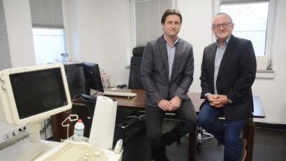 Bild: Gabi Schönberger
Nahtloser Übergang in der Praxis für Orthopädie und Unfallchirurgie. Dr. Elmar Baumer (rechts) geht in Ruhestand, sein Nachfolger wird Dr. Robert Drechsel.