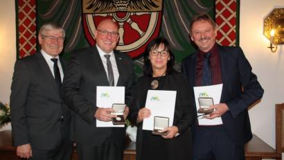 Bild: fph
Strahlende Gesichter in der Stadtratssitzung: Im Bild von links zweiter Bürgermeister Horst Geißel mit Oberbürgermeister Oliver Weigel sowie den beiden SPD-Stadträten Christine Eisa und Werner Schlöger, die mit der Silbernen Verdienstmedaille der Stadt ausgezeichnet wurden