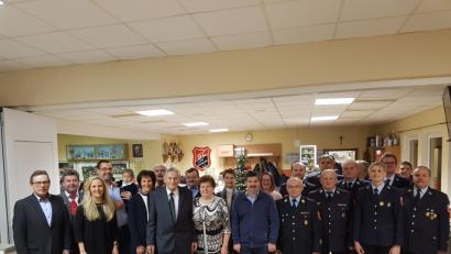 Bild: bey
Josef Lorenz (7. von links) feiert mit seiner Familie und zahlreichen Gratulanten seinen 80. Geburtstag.