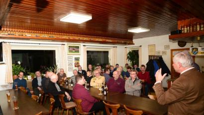 Bild: bey
Örtliche Politik ist in Neudorf Männersache, zumindest ist in der Bürgerversammlung das "zarte Geschlecht" nicht vertreten.